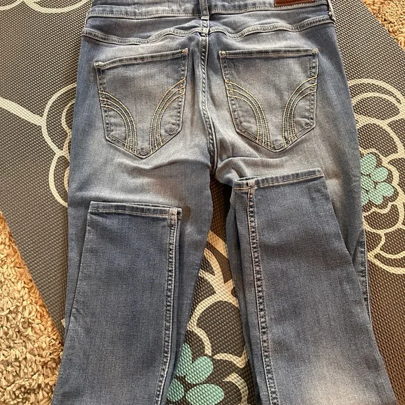 🌺Hollister Mid-rise Super Skinny🌺 - Picture 2 of 4